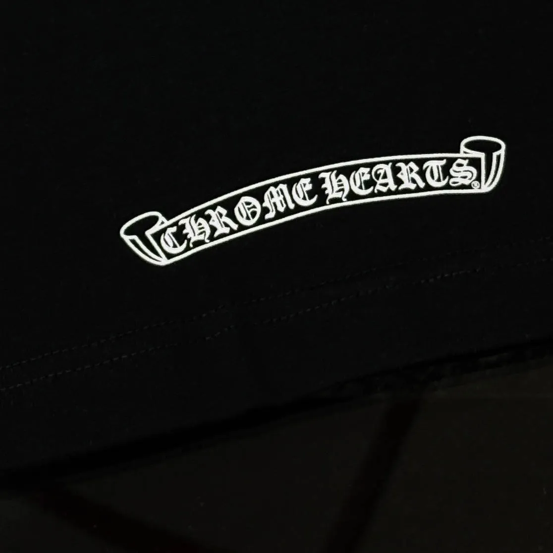 P170 Chrome Hearts Chrome Hearts 25 high-end versions. The fabric is made of 300 grams of high-density pure cotton. It does not deform or shrink. It has three labels. It is the same style for men and women. Technology: Digital printing. Color: White. Black. SIZE: S-XL.